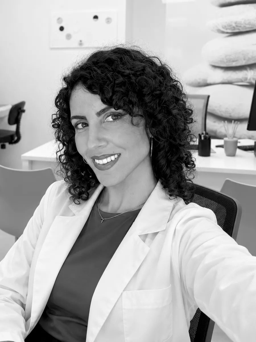 Isabel Contreras Pérez, con bata blanca, en su consulta.